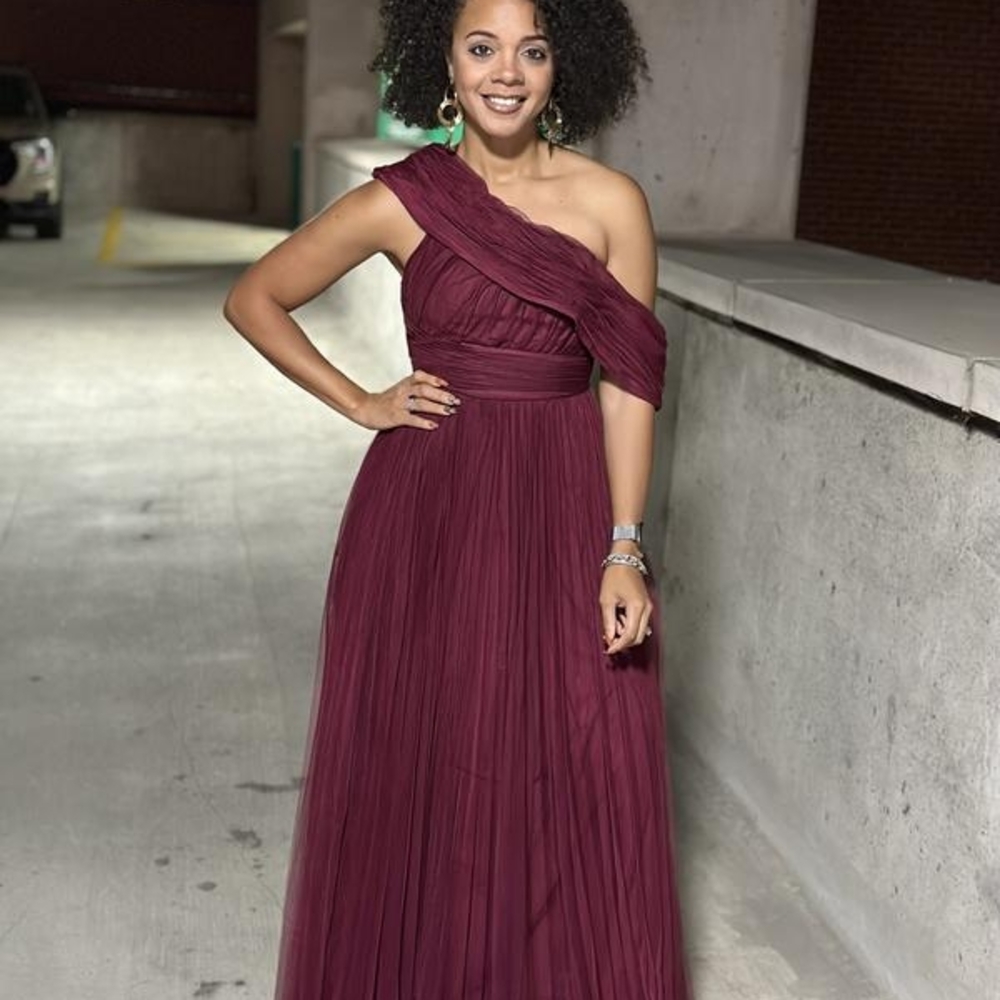 Elegant Burgundy One-Shoulder Gown - Picture 8 of 8